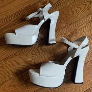 Size 7 White Vintage patent Leather Pumps